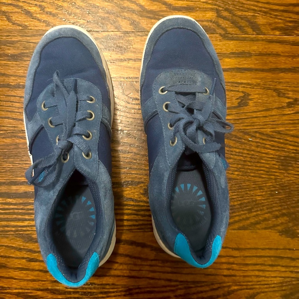 Boys size 5 Ugg sneakers